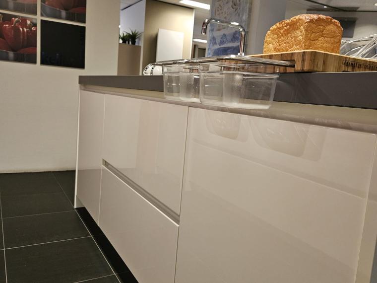 Moderne greeploze keuken met wit hoogglans gespoten deuren, Greenpanel aanrechtblad met 6 cm dikke rand.