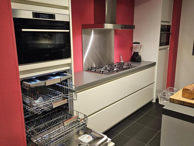 Moderne greeploze keuken met wit hoogglans gespoten deuren, Greenpanel aanrechtblad met 6 cm dikke rand.