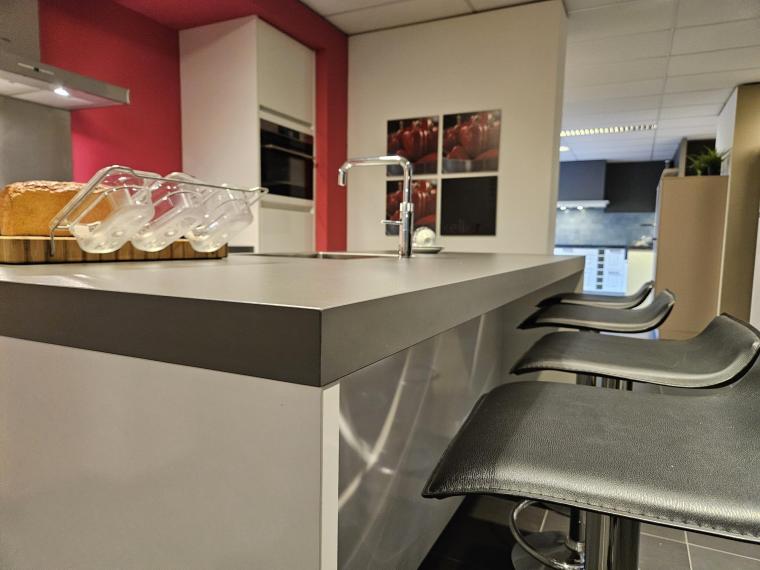 Moderne greeploze keuken met wit hoogglans gespoten deuren, Greenpanel aanrechtblad met 6 cm dikke rand.