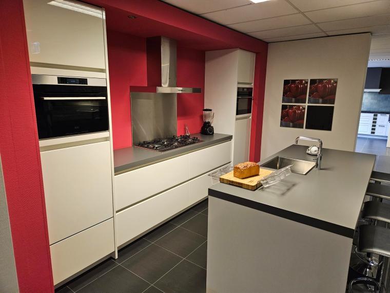 Moderne greeploze keuken met wit hoogglans gespoten deuren, Greenpanel aanrechtblad met 6 cm dikke rand.