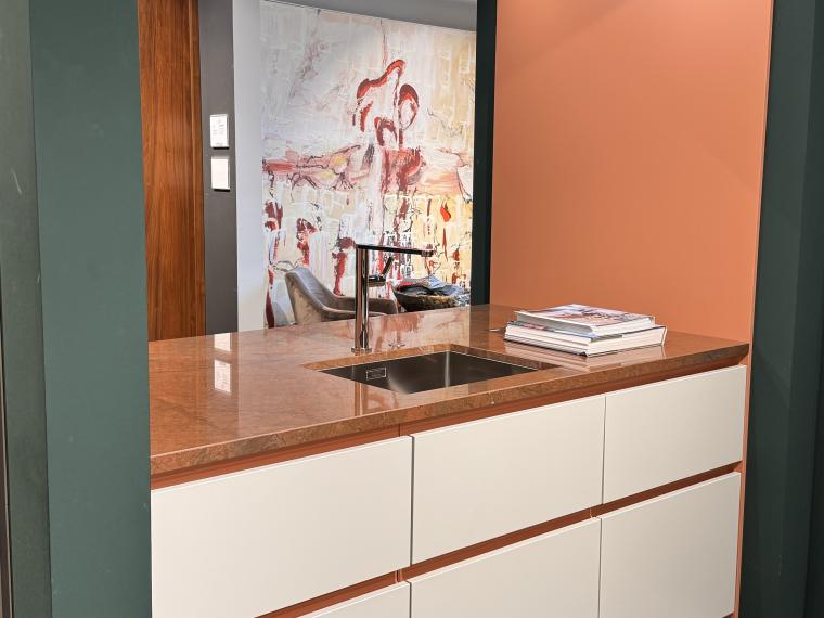 Leicht Classic-FS mit Le Corbusier Farbe und maßgefertigter Massivholz-Insel (Ohne Geräte)