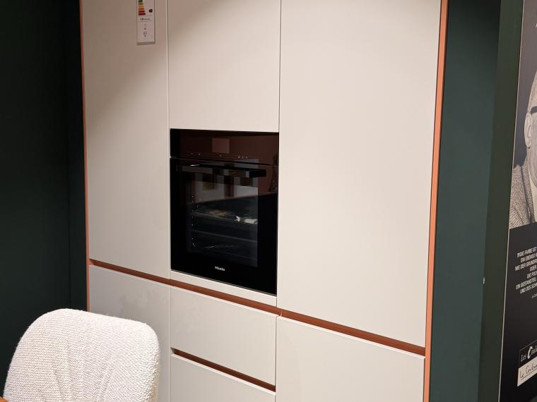 Leicht Classic-FS mit Le Corbusier Farbe und maßgefertigter Massivholz-Insel (Ohne Geräte)