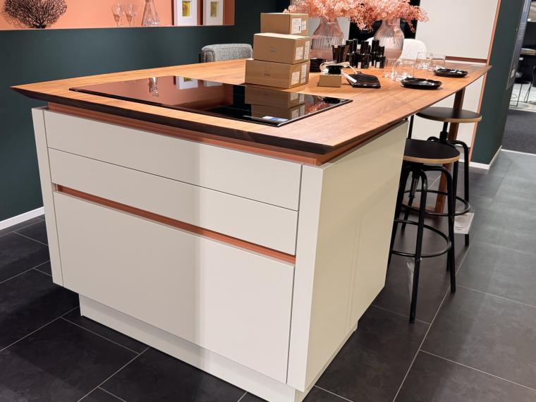 Leicht Classic-FS mit Le Corbusier Farbe und maßgefertigter Massivholz-Insel (Ohne Geräte)