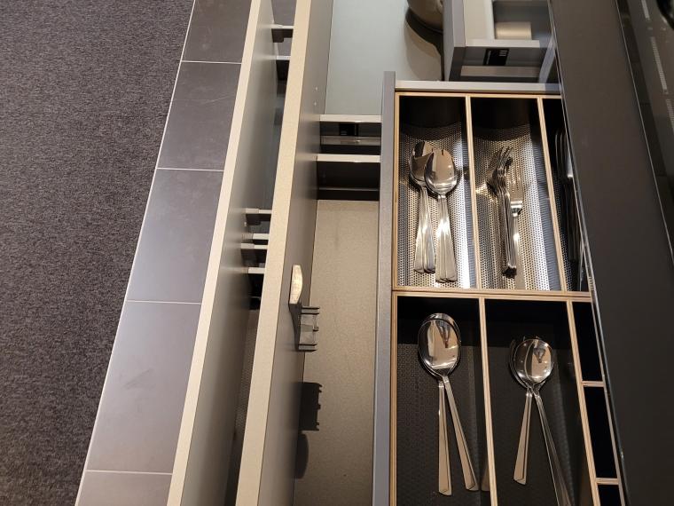 Een hoogglans metallic, greeploze hoekopstelling met 6 luxe apparaten