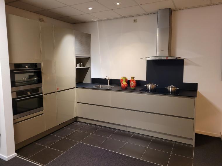 Een hoogglans metallic, greeploze hoekopstelling met 6 luxe apparaten