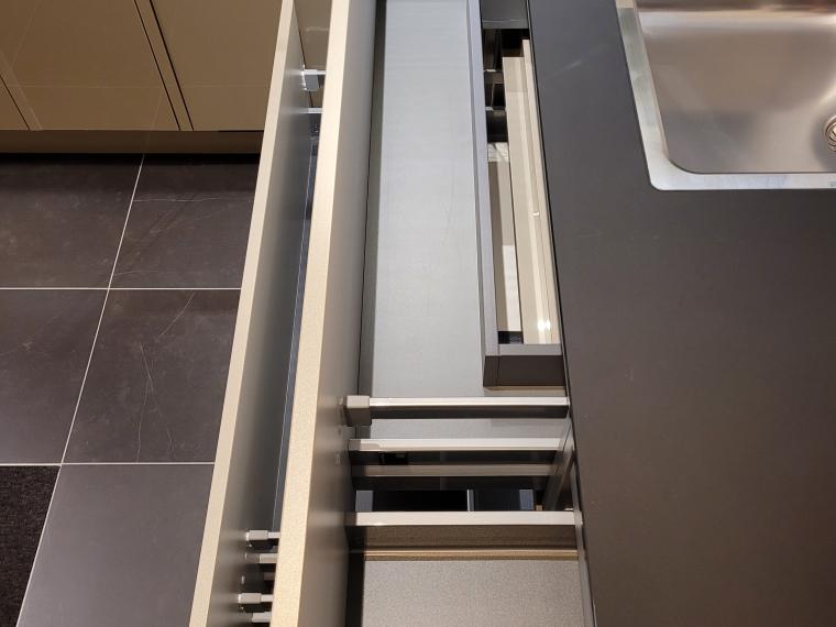 Een hoogglans metallic, greeploze hoekopstelling met 6 luxe apparaten