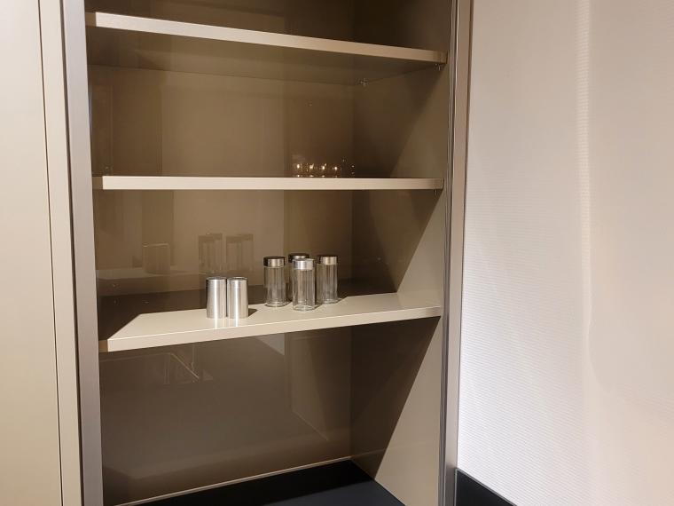 Een hoogglans metallic, greeploze hoekopstelling met 6 luxe apparaten