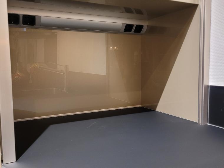 Een hoogglans metallic, greeploze hoekopstelling met 6 luxe apparaten