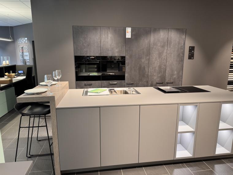Ausstellungsküche mit modernen Geräten von Bosch und Miele