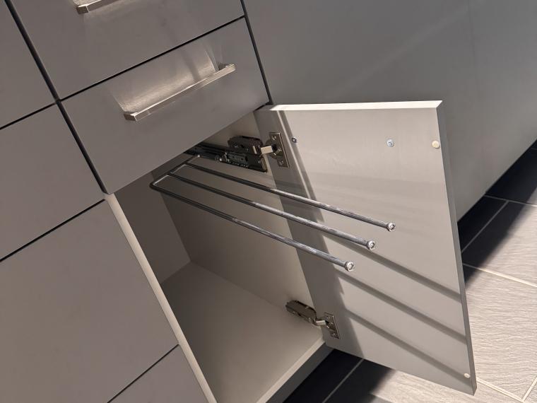 Ausstellungsküche mit modernen Geräten von Bosch und Miele