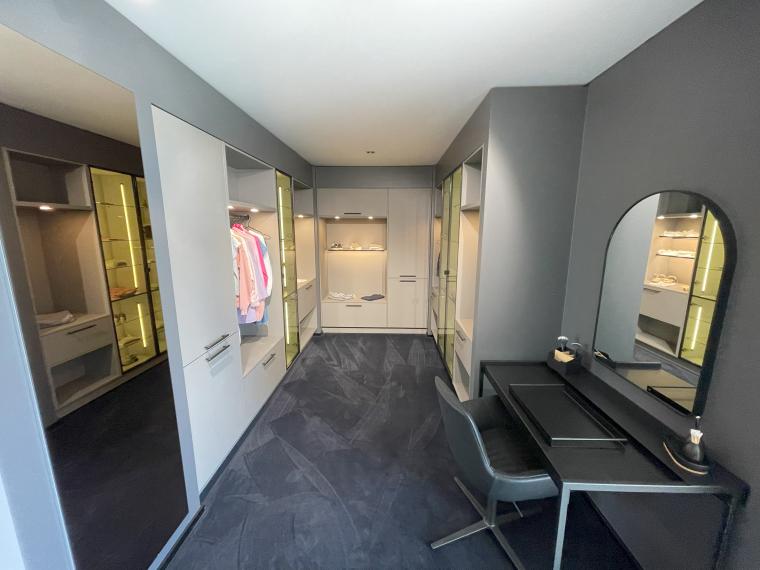 Tolle begehbare Garderobe