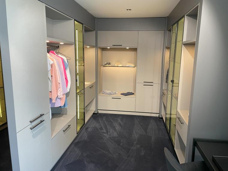 Tolle begehbare Garderobe