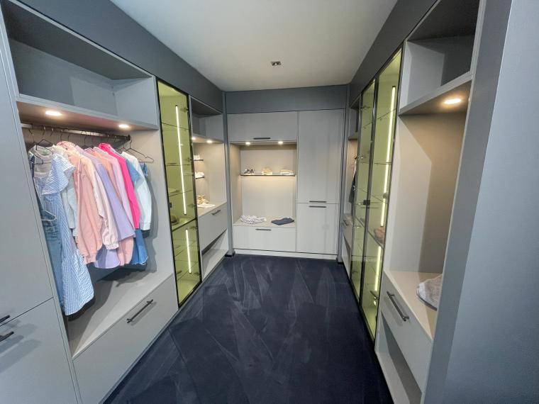 Tolle begehbare Garderobe
