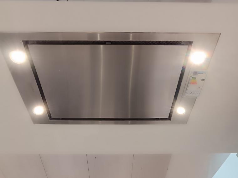 Moderne U-förmige Musterküche mit hochwertigen Geräten