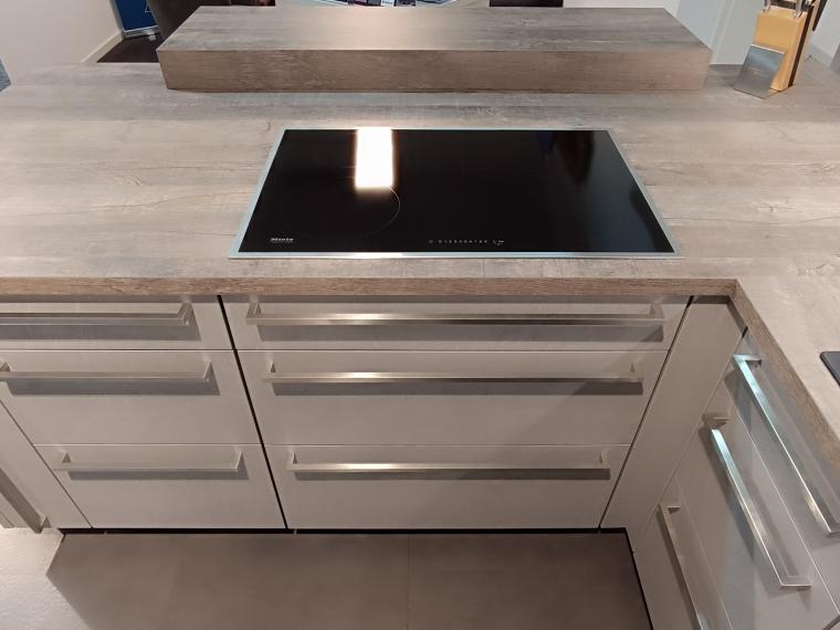 Moderne U-förmige Musterküche mit hochwertigen Geräten