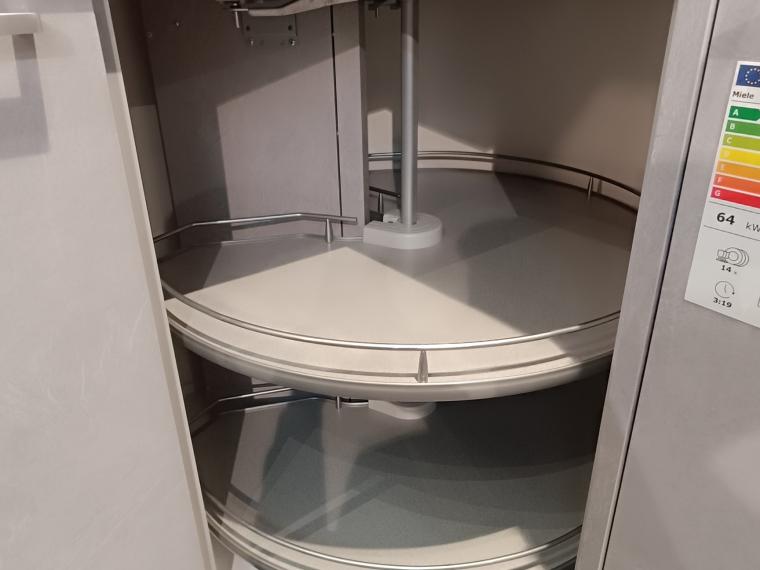 Moderne U-förmige Musterküche mit hochwertigen Geräten