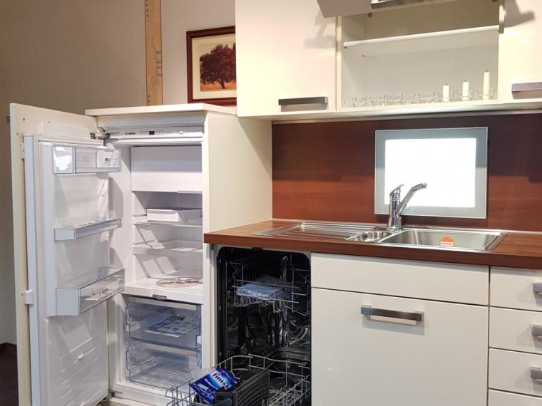 Moderne Küche in Hochglanzlack, kombiniert mit Walnuss-Dekor und Granit