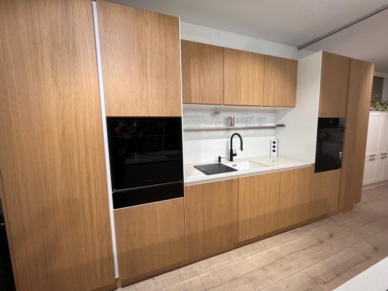 Elegante Küche in Kristallweiß Hochglanzlack kombi Eiche Elegant Rillenfront