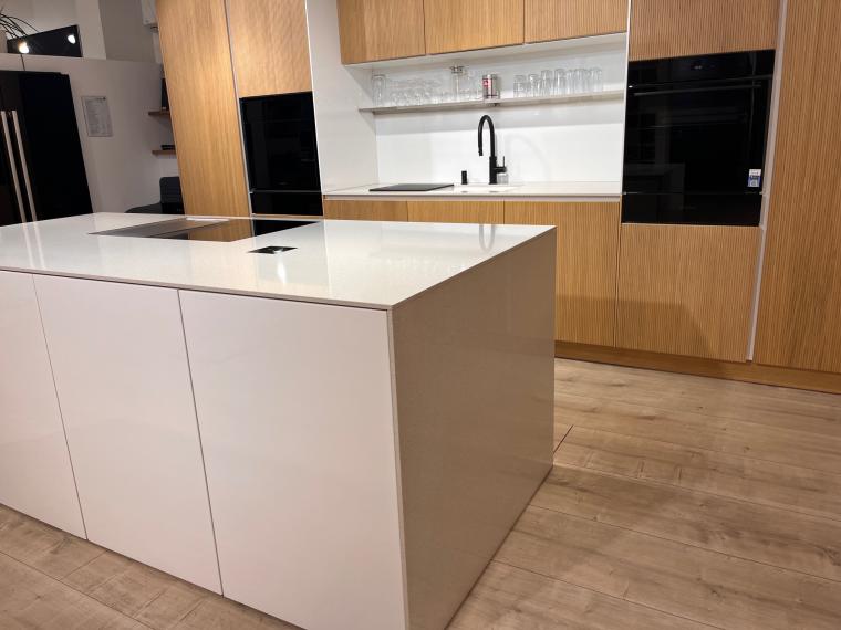Elegante Küche in Kristallweiß Hochglanzlack kombi Eiche Elegant Rillenfront