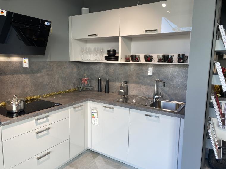 Moderne L-Küche in Hochglanz Seidengrau mit Rusty Plates-Dekor – Mediterranes Flair und praktische Eleganz