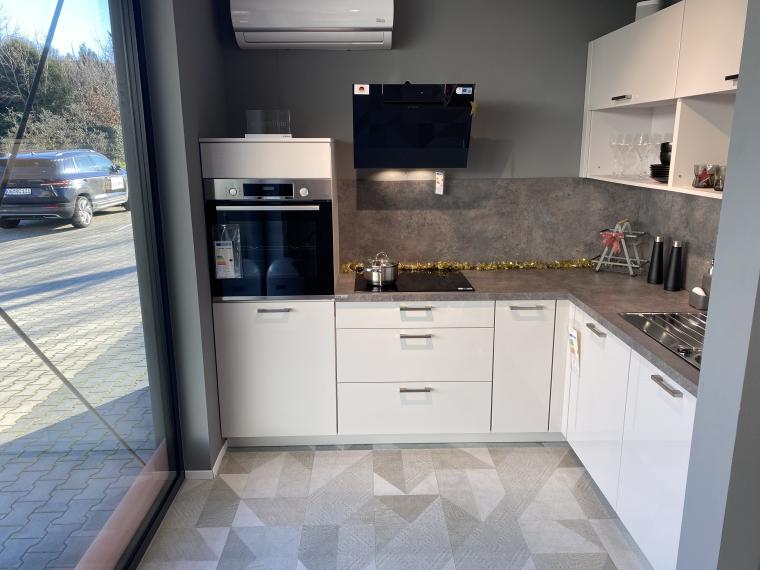 Moderne L-Küche in Hochglanz Seidengrau mit Rusty Plates-Dekor – Mediterranes Flair und praktische Eleganz