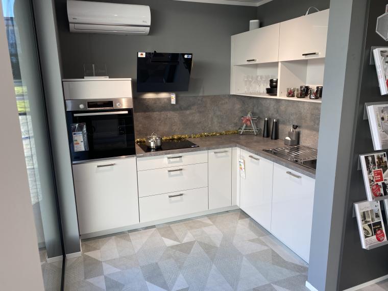 Moderne L-Küche in Hochglanz Seidengrau mit Rusty Plates-Dekor – Mediterranes Flair und praktische Eleganz