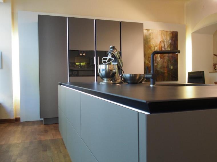 Puristische SieMatic-Küche mit beleuchteter Griffmulde