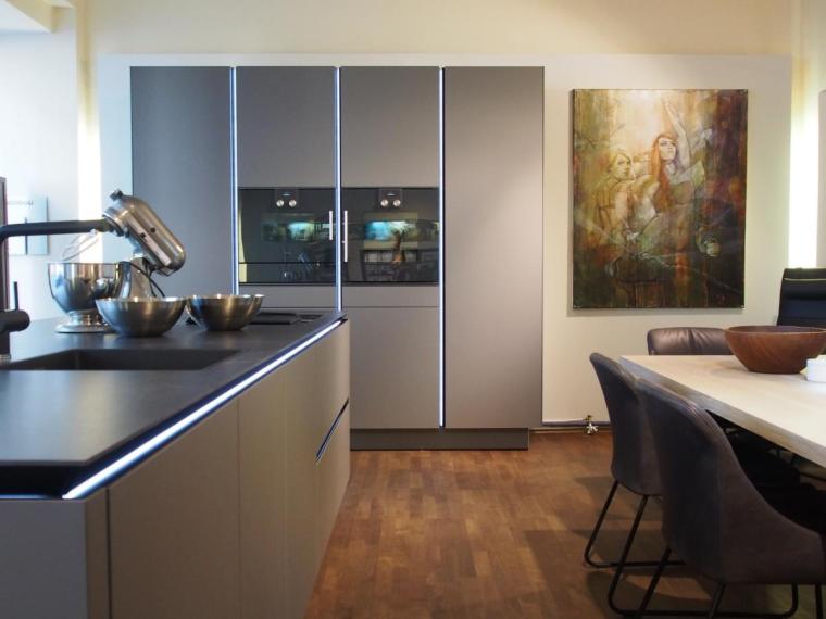 Puristische SieMatic-Küche mit beleuchteter Griffmulde