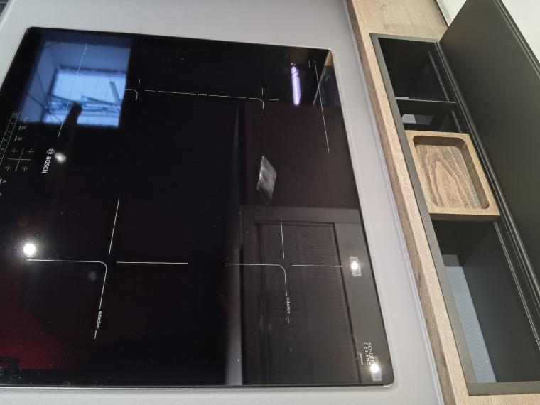 Luxuriöser Look im minimalistischen Design - Veredelt durch Glas, Edelstahl-Optik und verschiedenen Lichtelementen
