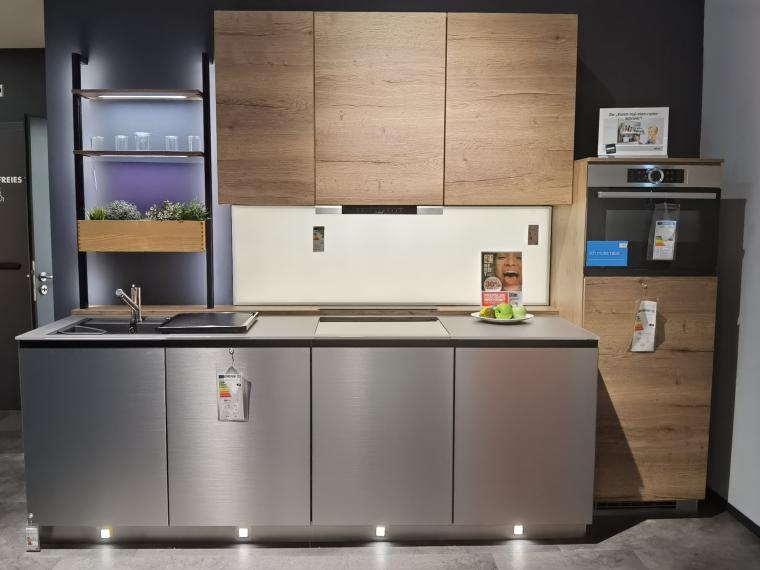 Luxuriöser Look im minimalistischen Design - Veredelt durch Glas, Edelstahl-Optik und verschiedenen Lichtelementen