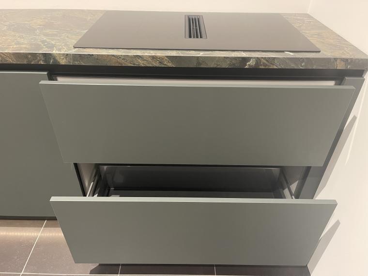 Moderne keuken van Nobilia met veel kasten