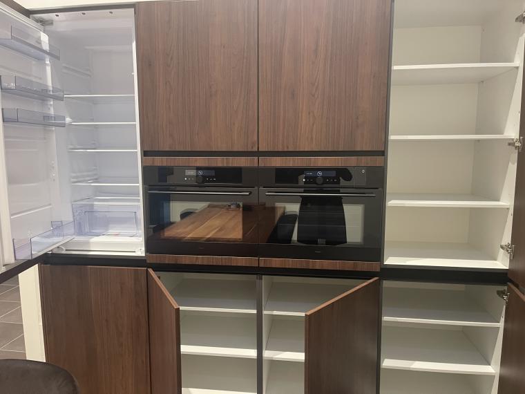 Moderne keuken van Nobilia met veel kasten