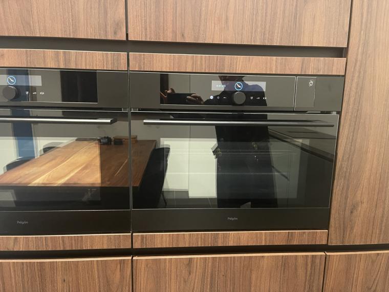 Moderne keuken van Nobilia met veel kasten