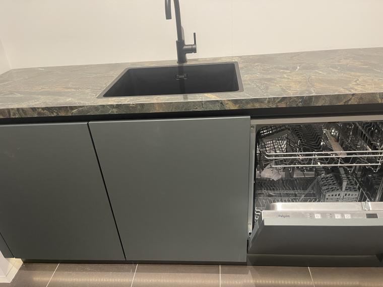 Moderne keuken van Nobilia met veel kasten