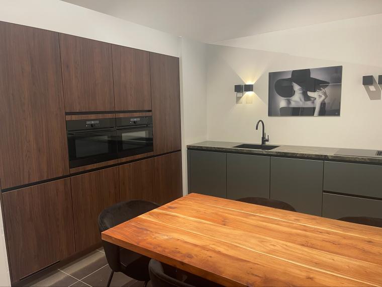 Moderne keuken van Nobilia met veel kasten