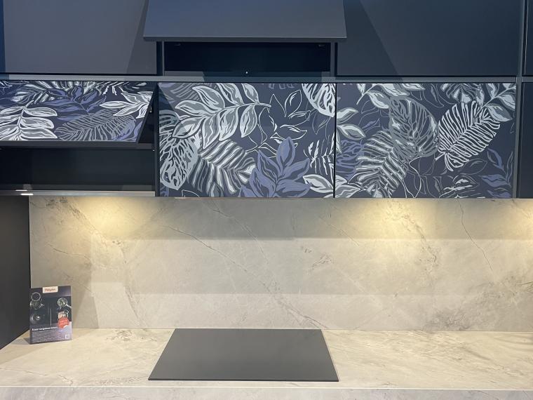Schmidt keuken in de kleur Navy soft Nano Sencha uitgevoerd in een ultramat front met Jungle