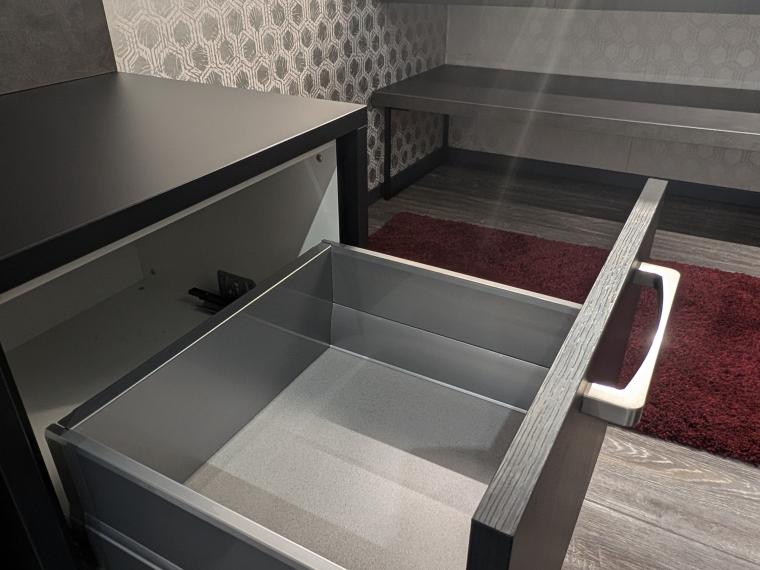 Design-Statement im Badezimmer - Strukturierte Eicheoptik lässt schwarz besonders wohnlich wirken