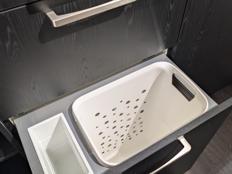 Design-Statement im Badezimmer - Strukturierte Eicheoptik lässt schwarz besonders wohnlich wirken