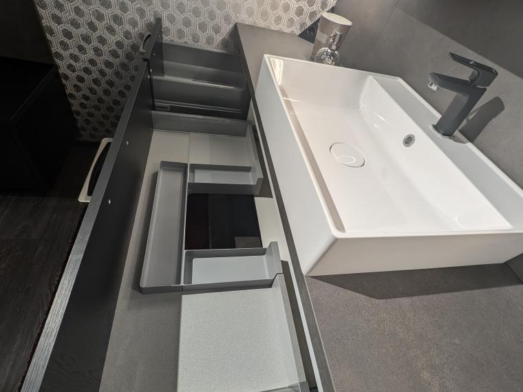 Design-Statement im Badezimmer - Strukturierte Eicheoptik lässt schwarz besonders wohnlich wirken
