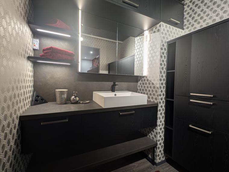 Design-Statement im Badezimmer - Strukturierte Eicheoptik lässt schwarz besonders wohnlich wirken