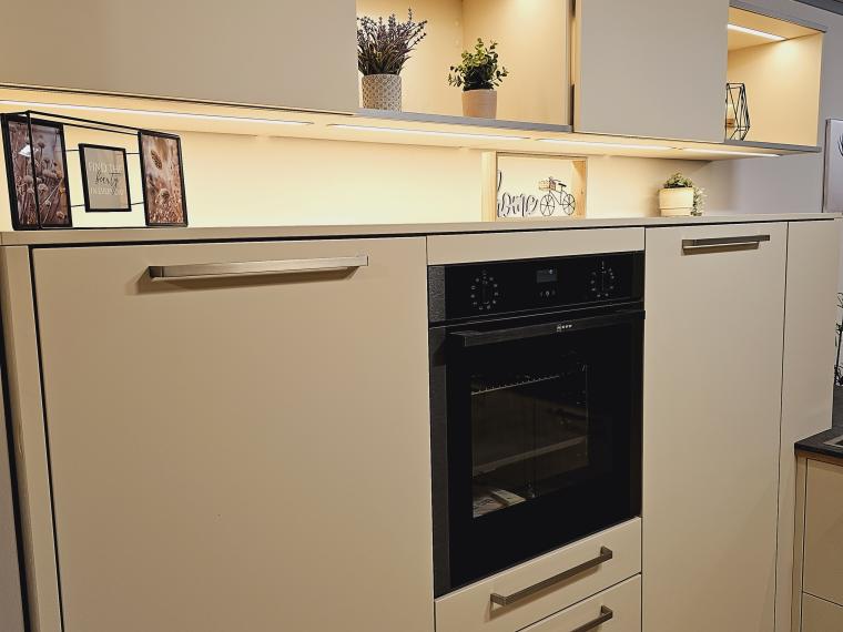 Küche in Matt Magnolie mit Hochschrankvorratsauszug, Hochgebauter Backofen