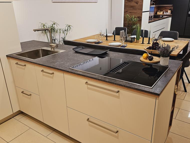 Küche in Matt Magnolie mit Hochschrankvorratsauszug, Hochgebauter Backofen