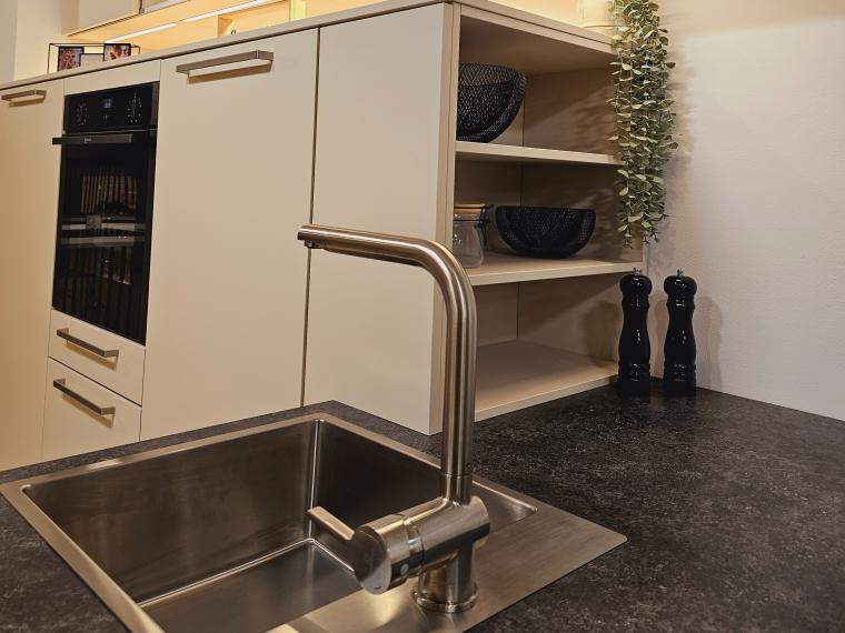 Küche in Matt Magnolie mit Hochschrankvorratsauszug, Hochgebauter Backofen