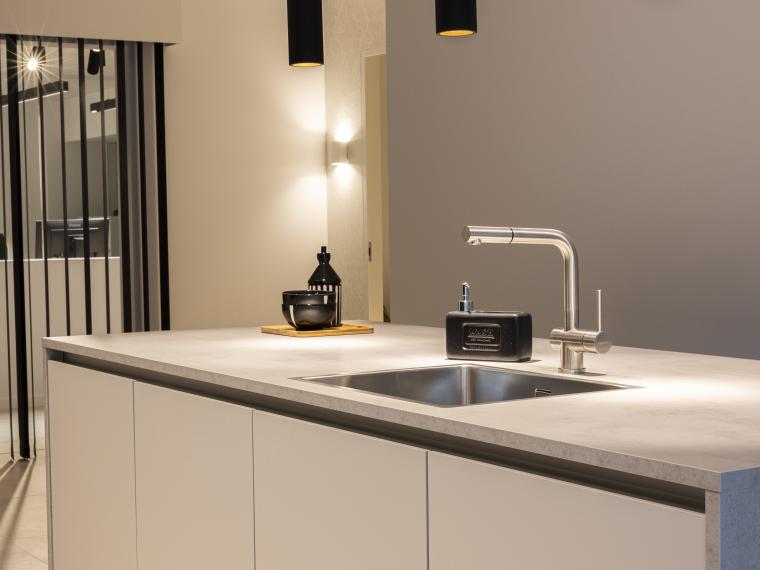 Moderne greeploze keuken met spoeleiland