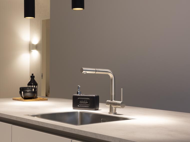 Moderne greeploze keuken met spoeleiland