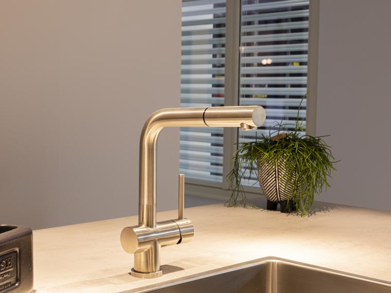 Moderne greeploze keuken met spoeleiland
