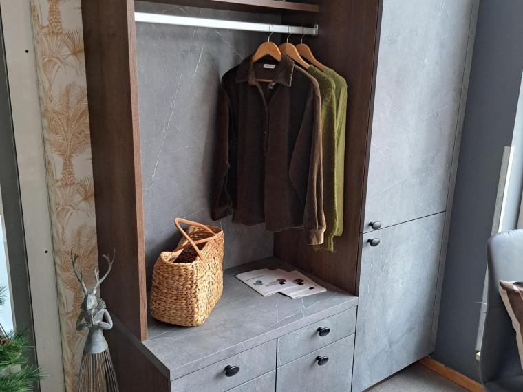 Garderobe in Marmoroptik