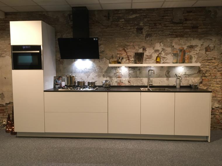 Mooie hoogglans helder witte keuken.