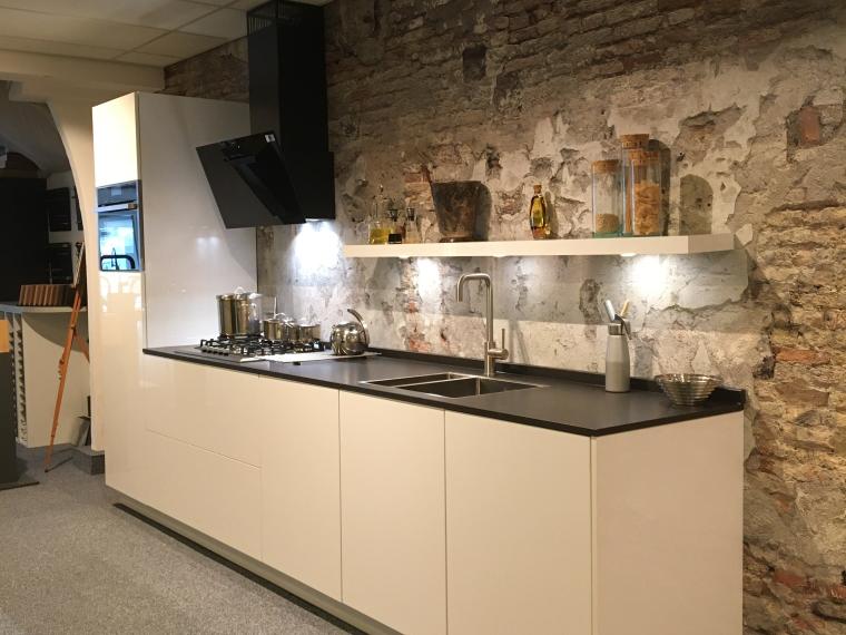Mooie hoogglans helder witte keuken.