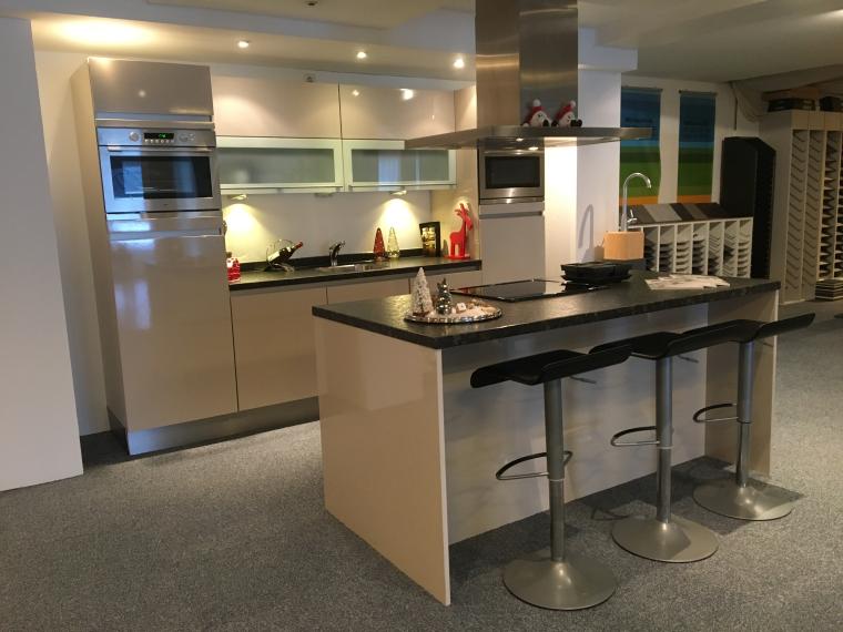 Mooie greeploze symmetrische wandopstelling met kookeiland